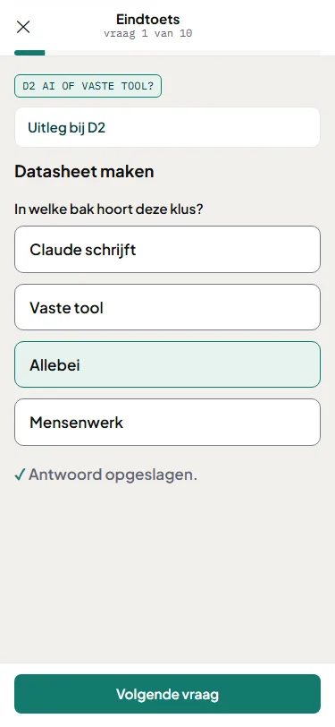 Schermafbeelding van de eindtoets op een telefoon: vraag 1 van 10, met vier antwoordknoppen en de melding Antwoord opgeslagen.
